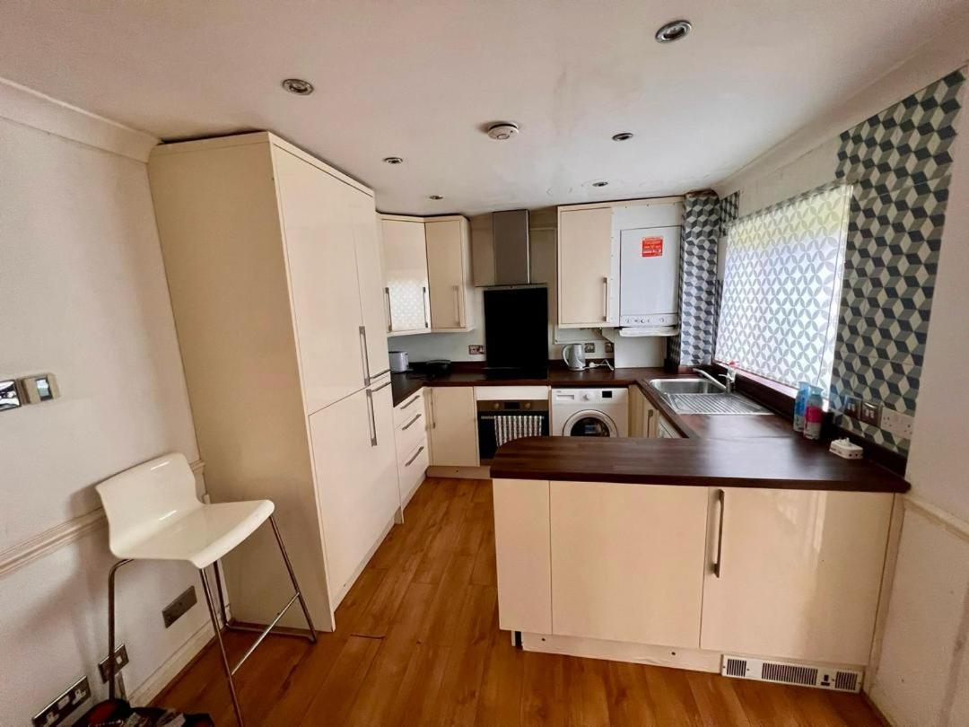 Clove, 3-4 Bed House With Garden, Free Parking, Sleeps 9 In Grays & Chafford Hundred Stifford Exterior foto