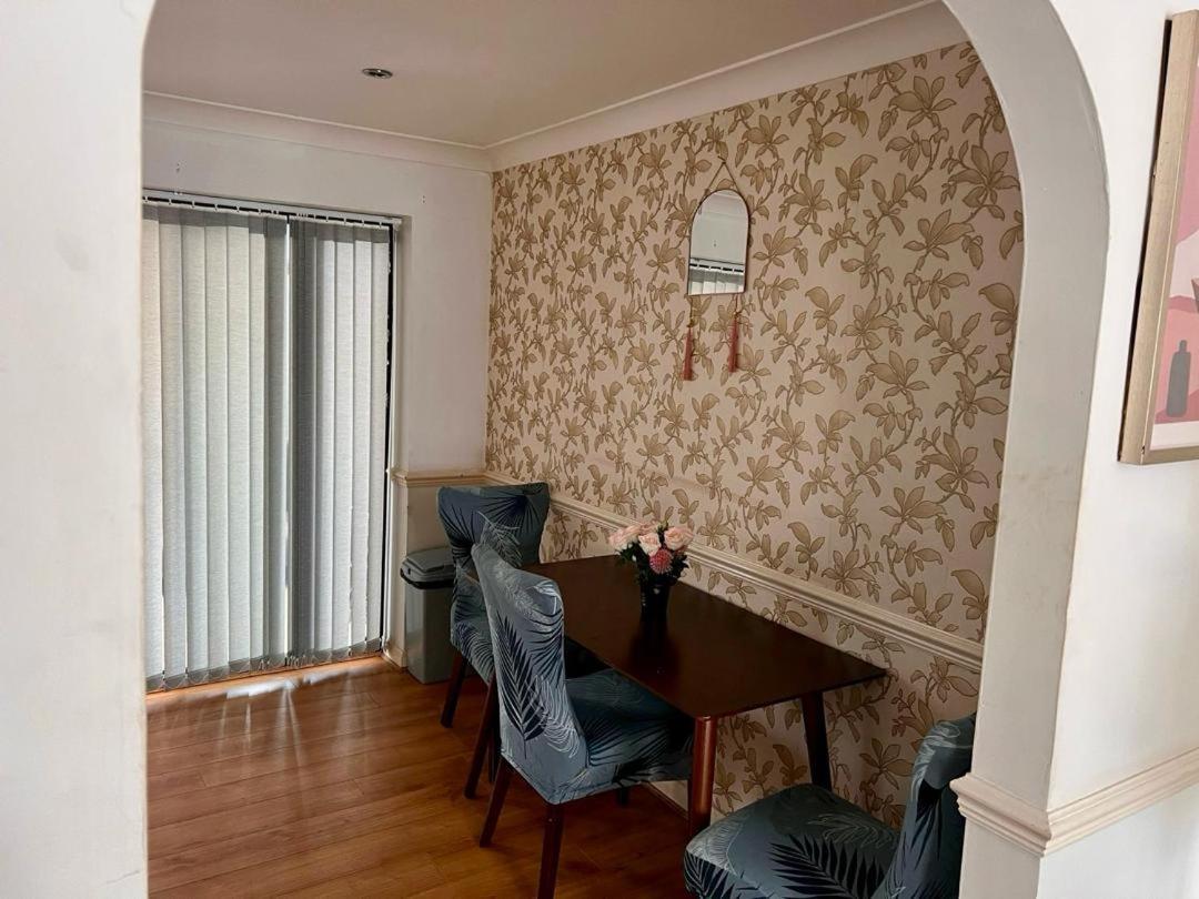 Clove, 3-4 Bed House With Garden, Free Parking, Sleeps 9 In Grays & Chafford Hundred Stifford Exterior foto