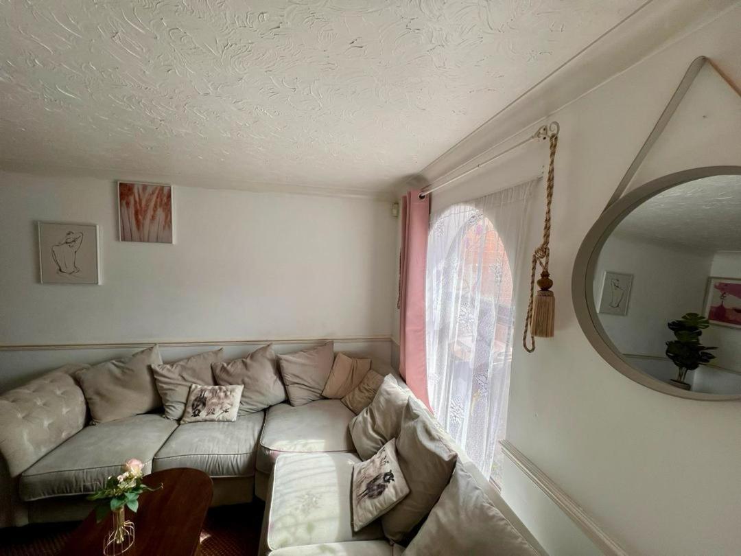Clove, 3-4 Bed House With Garden, Free Parking, Sleeps 9 In Grays & Chafford Hundred Stifford Exterior foto