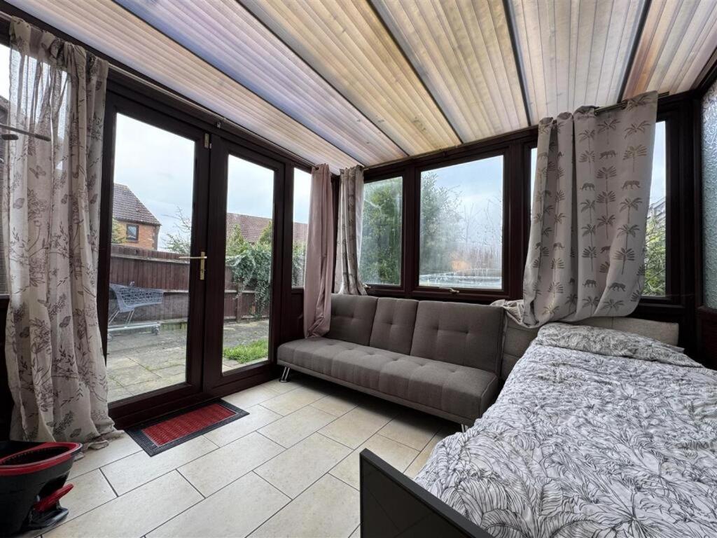 Clove, 3-4 Bed House With Garden, Free Parking, Sleeps 9 In Grays & Chafford Hundred Stifford Exterior foto