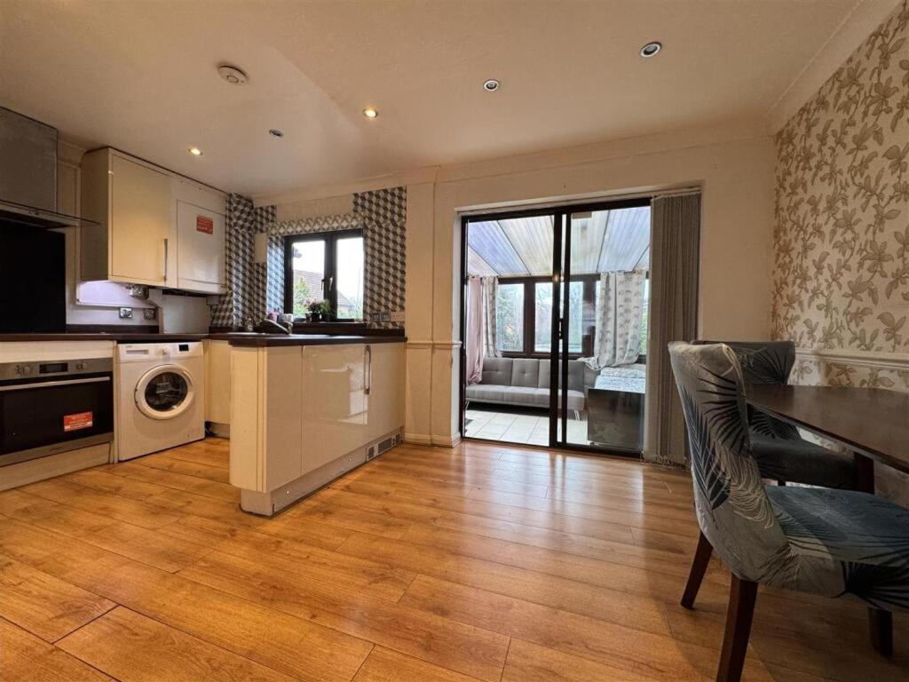 Clove, 3-4 Bed House With Garden, Free Parking, Sleeps 9 In Grays & Chafford Hundred Stifford Exterior foto